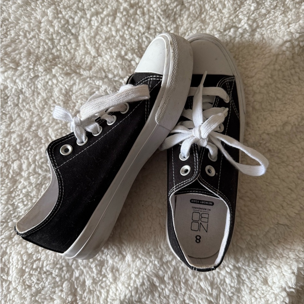 No Boundaries Black and White Sneakers size 8